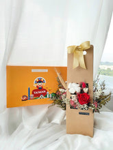 Load image into Gallery viewer, Taiwan Snack Box &amp; Red Preserved Rose Bloom Box